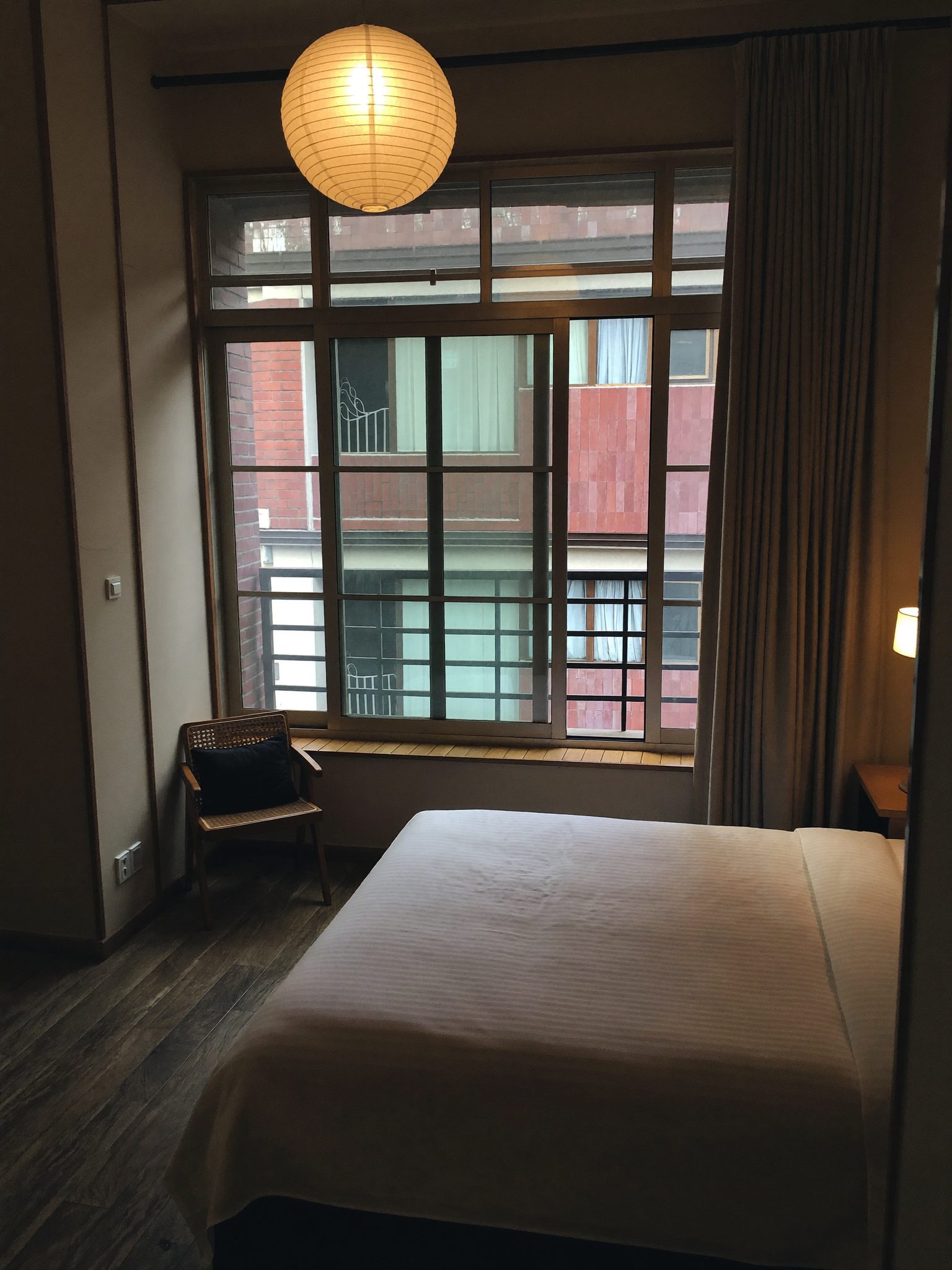 Kamar tidur apartemen yang ditata ulang untuk dijual
