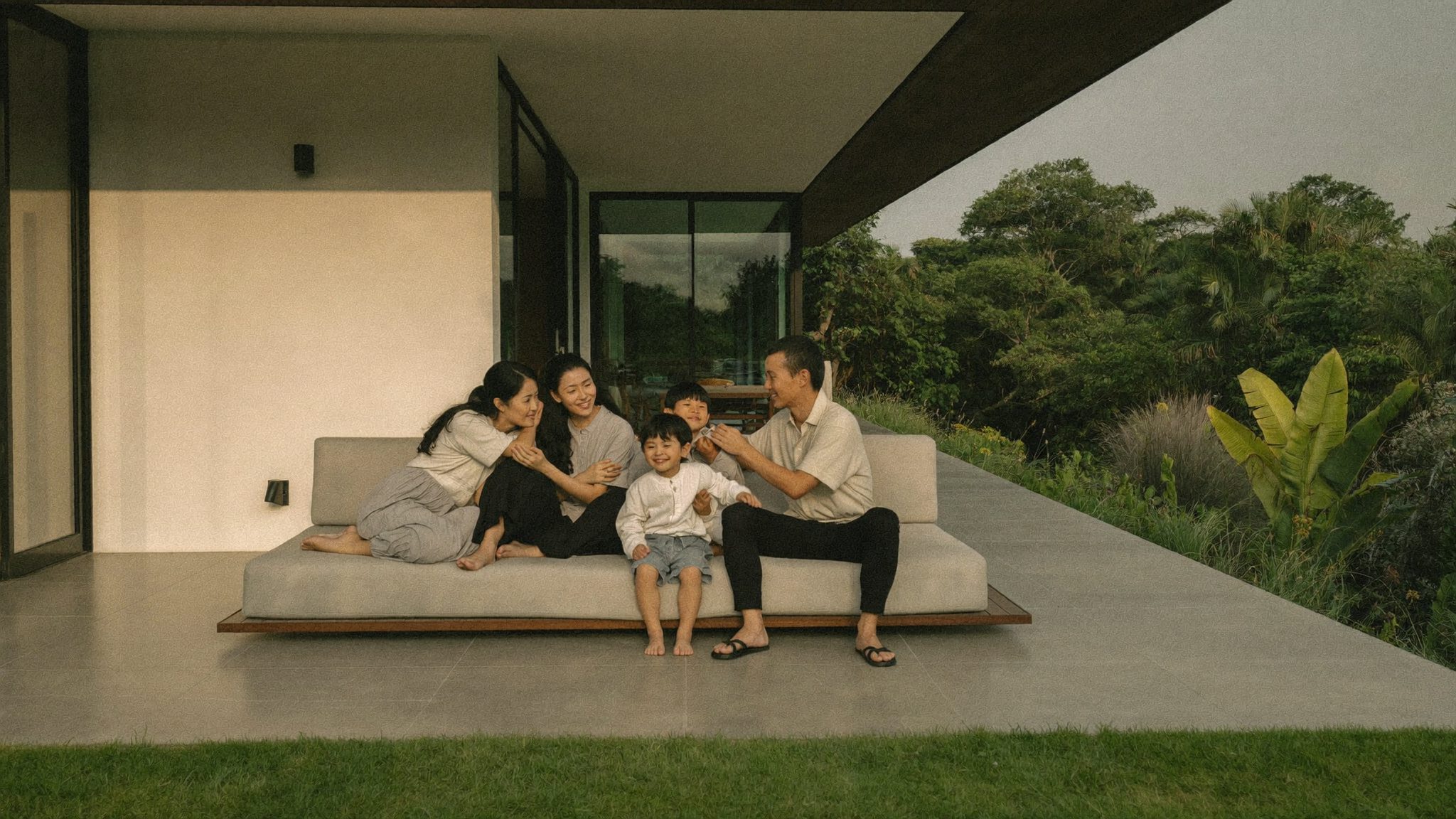 Keluarga menikmati teras taman di rumah baru mereka