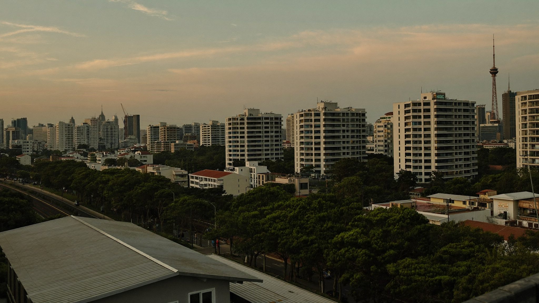 Kaki langit Jakarta Selatan dengan menara apartemen saat senja